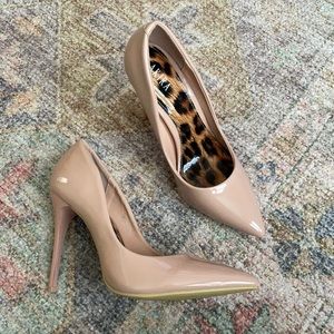 Akira Nude Pumps